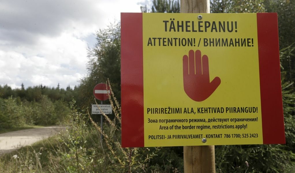Предупредителен надпис на естонско-руската граница край село Мийксе от септември 2014 г.