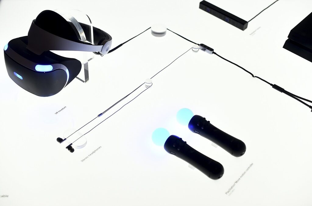 Комплектът PlayStation VR с допълнителните контролери Move.