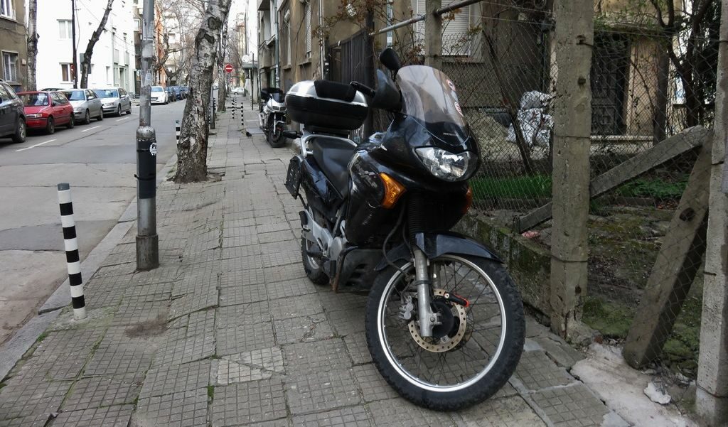 Нищо против мото-братството, но някак паркирането по тротоарите не ми допада. Особено когато е ежедневие.