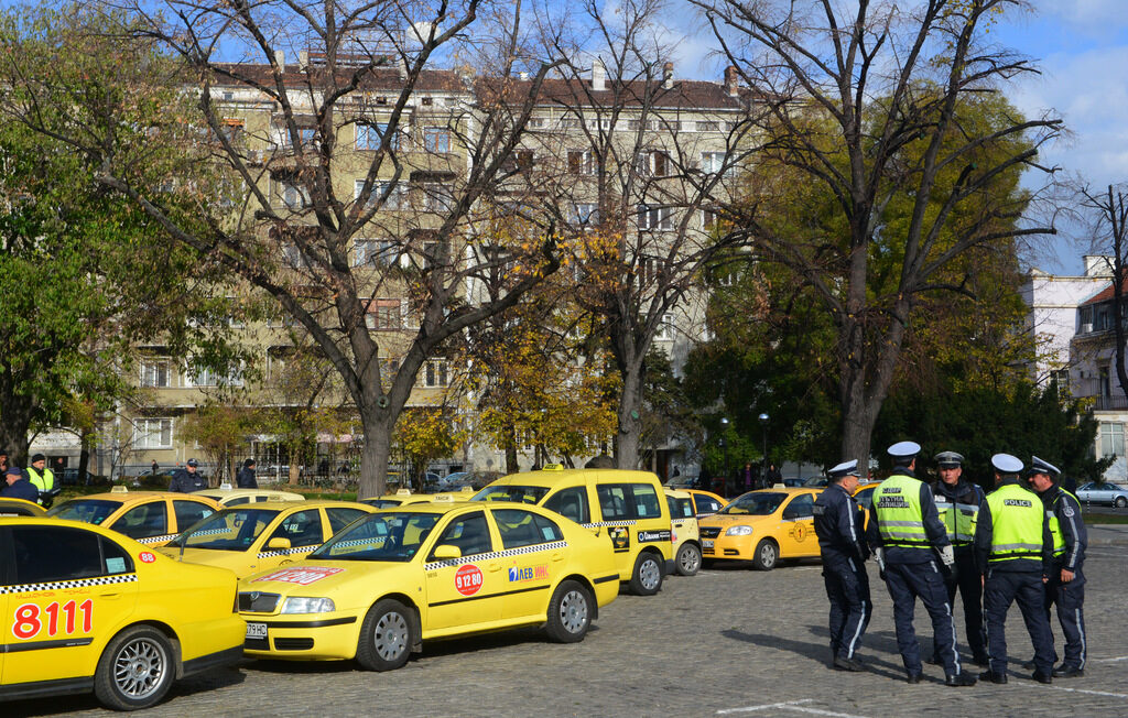 След бурни дебати депутатите приеха на първо четене общински данък за такситата