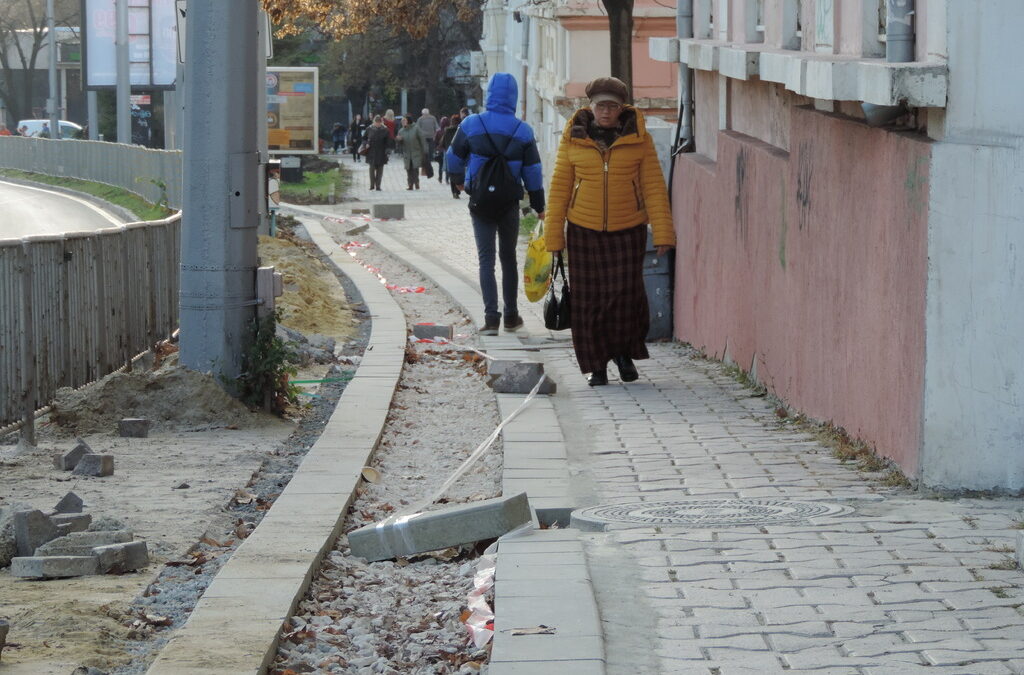 След изграждането на системата от велоалеи във Варна на много места от тротоарите не остана почти нищо