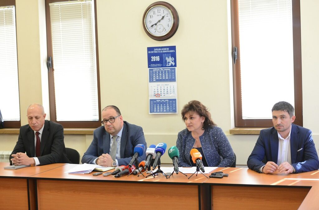 Брифинг за специализираната акция на ГДБОП и ДАНС за корупционни схеми в автомобилната агенция. По средата са наблюдаващият прокурор Андрей Андреев и ръководителят на специализираната прокуратура Даниела Попова