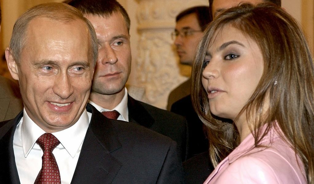 Президентът Владимир Путин и Алина Кабаева на среща в Кремъл с руския олимпийски отбор през 2004 г.