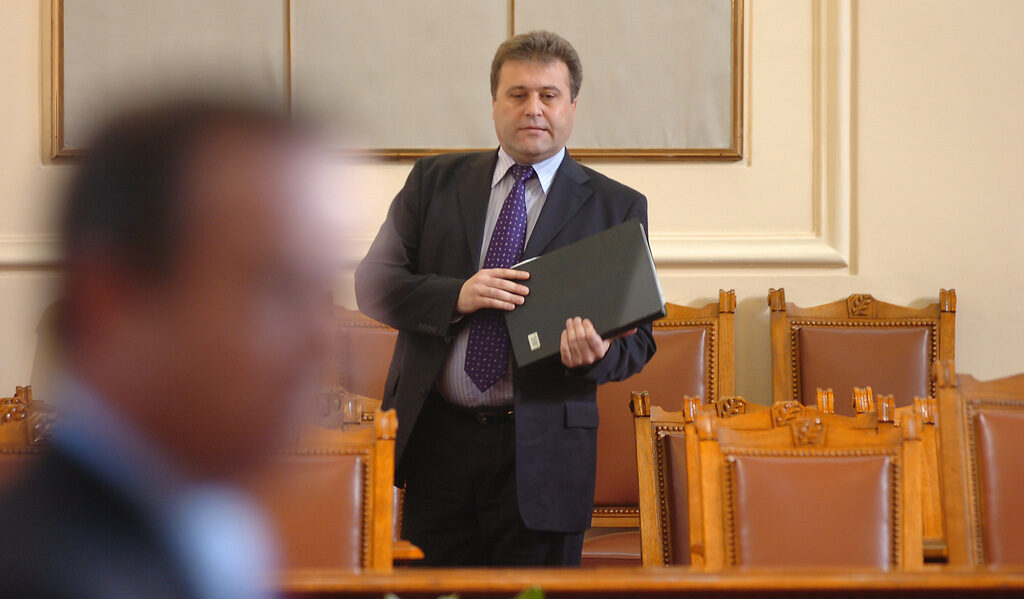 Нихат Кабил от времето му на министър на земеделието и горите Нихат Кабил от времето му на министър на земеделието и горите