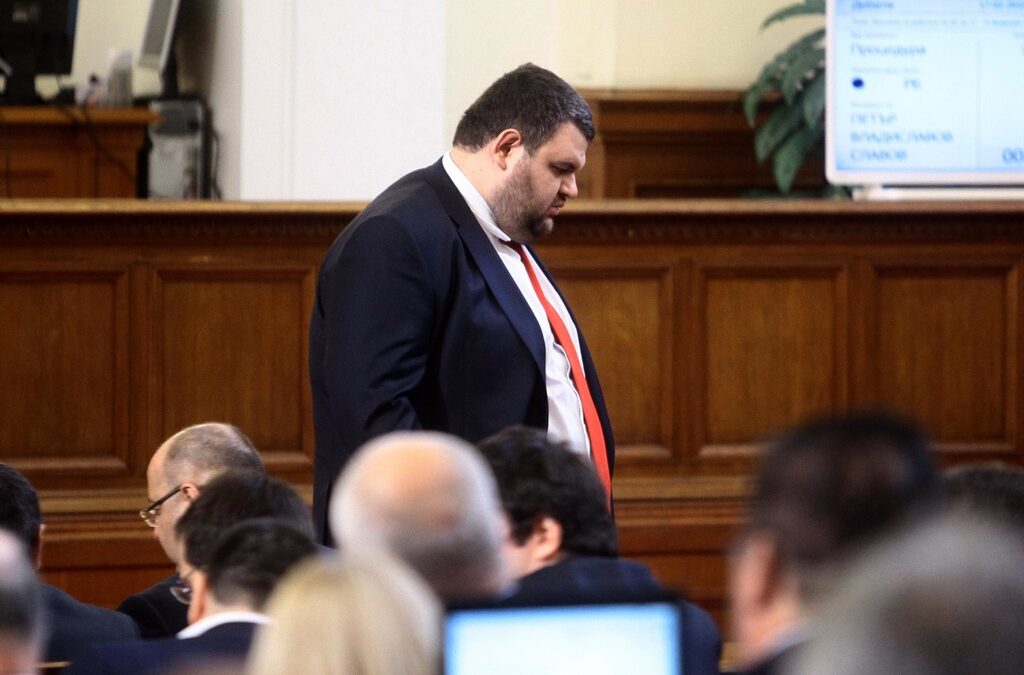 Делян Пеевски за последно е бил на работа в Народното събрание през февруари. Делян Пеевски за последно е бил на работа в Народното събрание през февруари.
