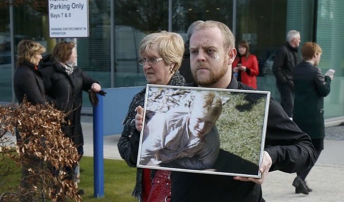 96 души загиват в най-голямата трагедия в историята на британския футбол 96 души загиват в най-голямата трагедия в историята на британския футбол
