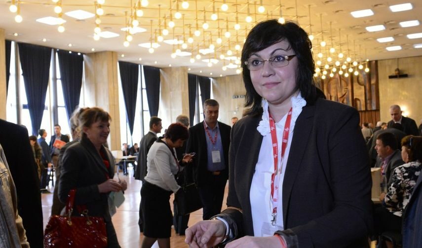 Корнелия Нинова по време на гласуването на втория тур