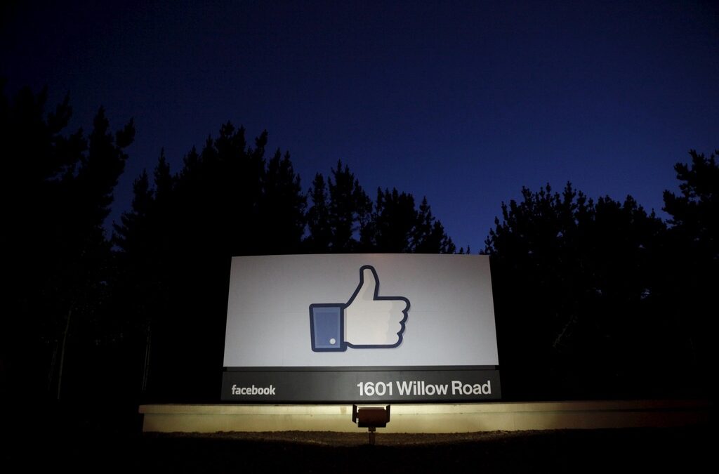 Facebook вече използва собствена система за превод на текст