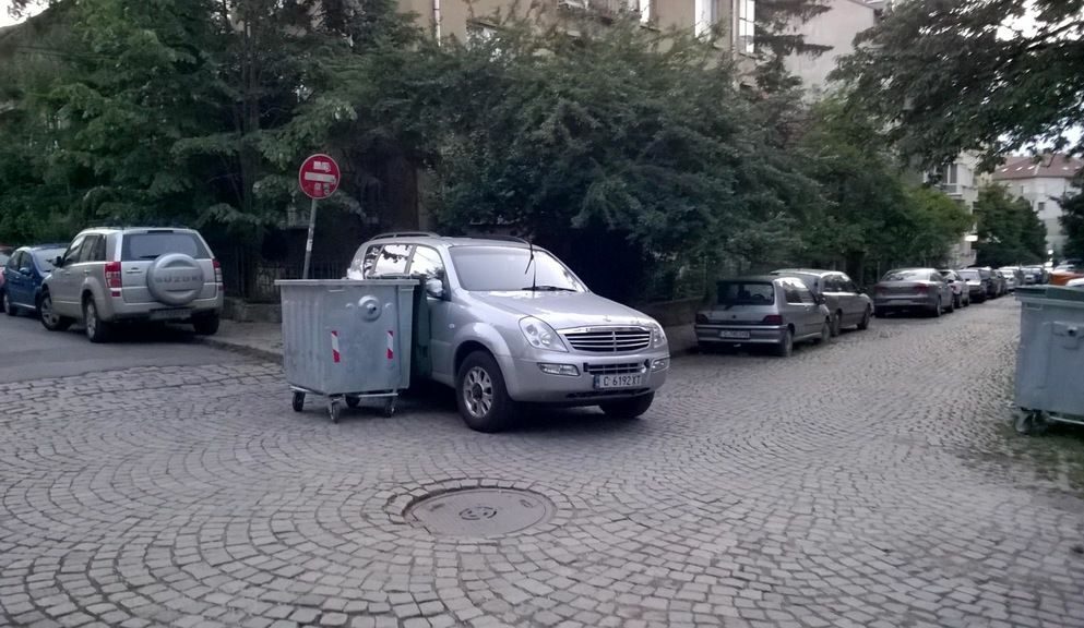 Ето така се паркира културно и без да се пречи на другите в елитния квартал Лозенец