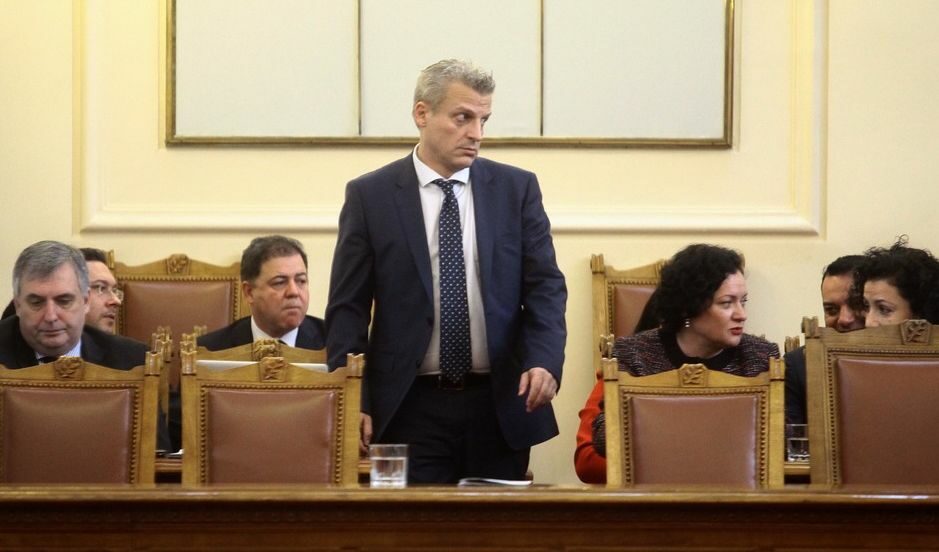 Москов обяви заплатата си, за да защити служител във ведомството Москов обяви заплатата си, за да защити служител във ведомството