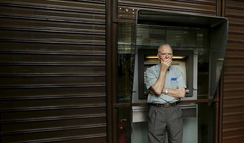 "Катимерини": Десетки ръководители на гръцки банки ще бъдат сменени
