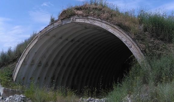 От 2001 година авиобаза "Равнец" е изоставена.Снимката е рубриката "Новини от вас" на Дневник