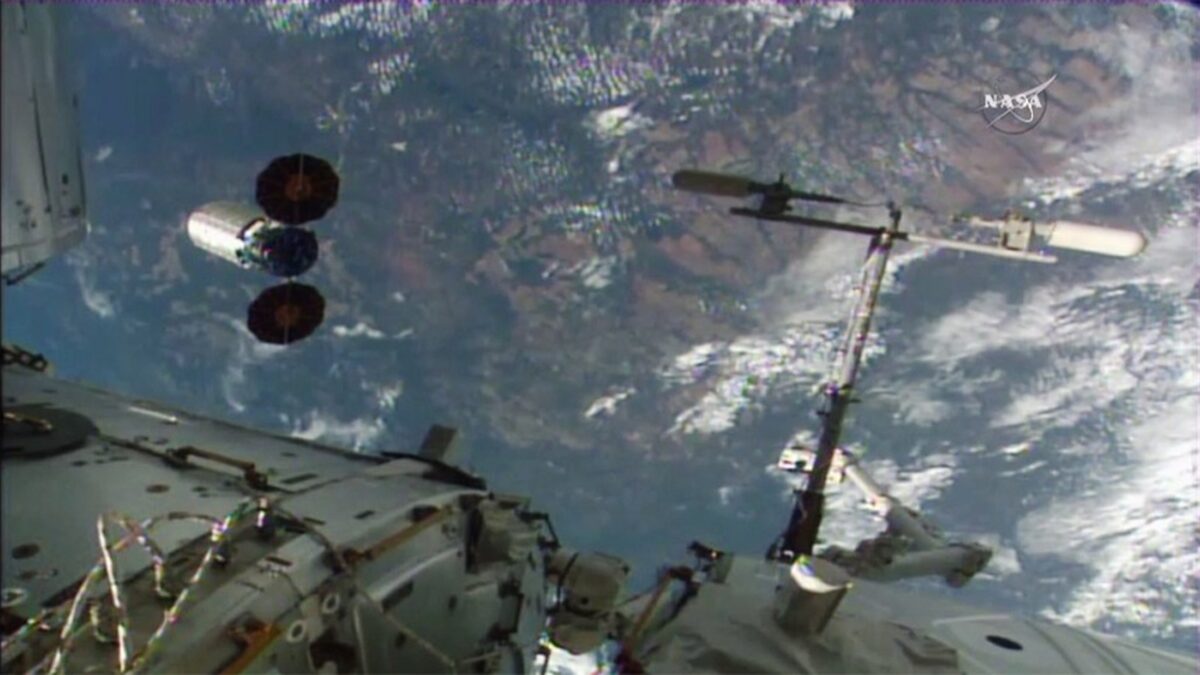 Корабът Cygnus (вляво) след отделянето си от МКС.