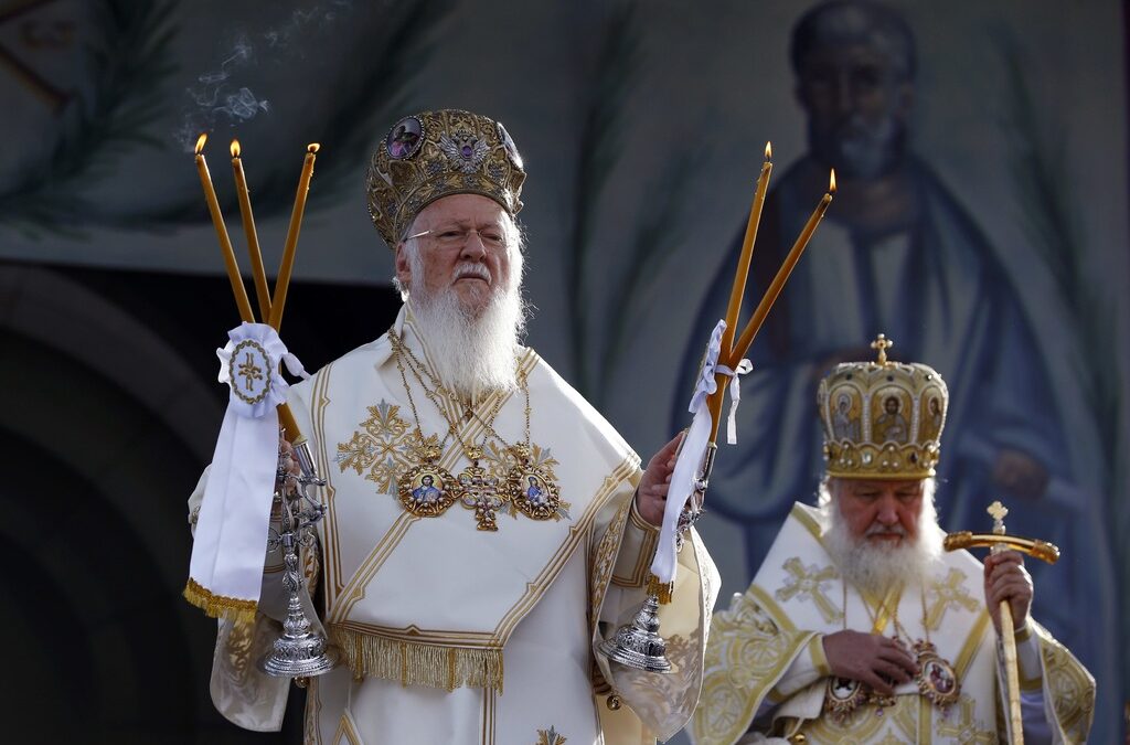 Константинополският патриарх Вартоломей и Московският патриарх Кирил на литургия през 2013 г. по случай 1700-годишнината от Миланския едикт