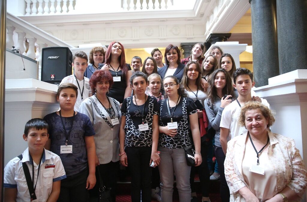Лидерът на БСП Корнелия Нинова посрещна в парламента учители и ученици от ОУ "Христо Ботев" от родното й село Крушовица.