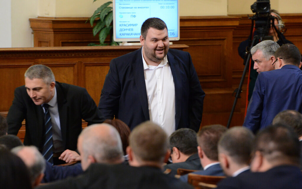 Пеевски осветли собствеността си и пред Сметната палата, държи над 130 хил. лв. в банка Пеевски осветли собствеността си и пред Сметната палата, държи над 130 хил. лв. в банка