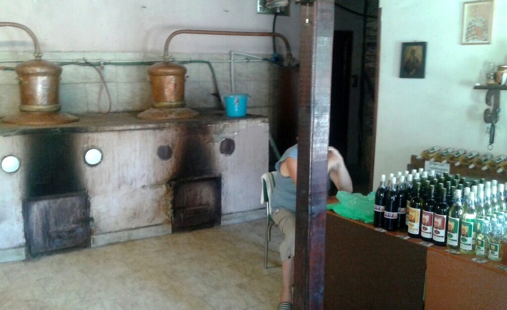Нелегалните казани и готовата продукция без бандерол.