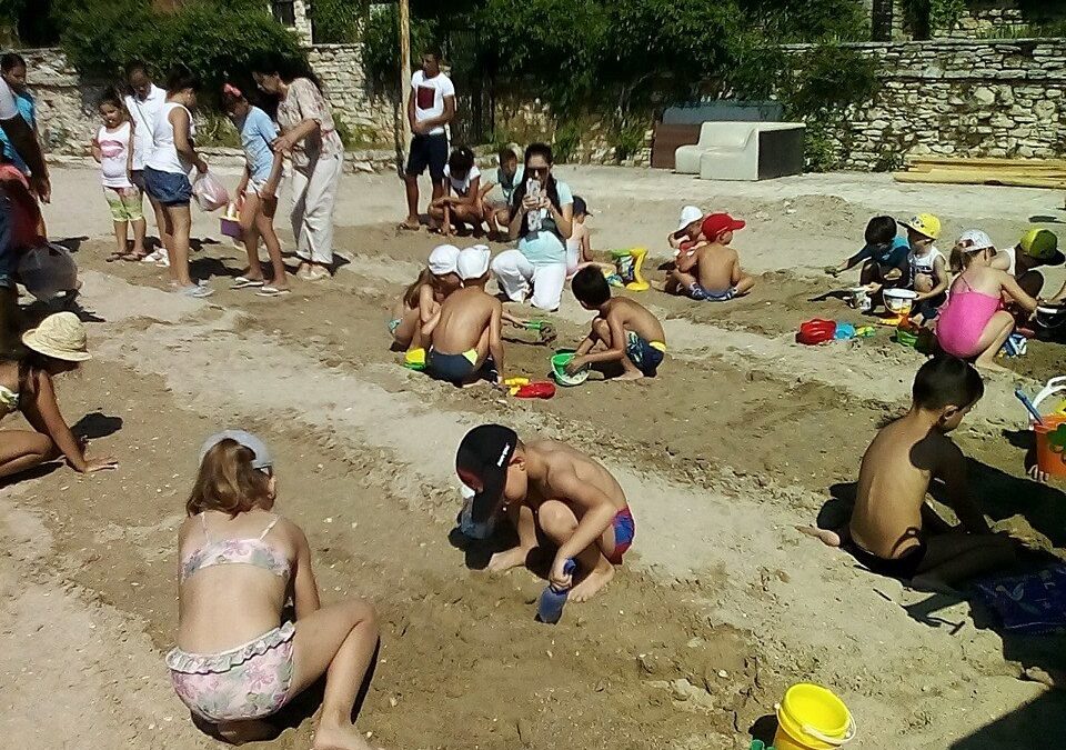 Близо 50 деца сътвориха своите пясъчни творения на брега на морето край "Двореца" в Балчик в първия по рода си детски фестивал у нас. В творческата надпревара се впуснаха малчугани на възраст от 5 до 15 години от Балчик, Добрич, Варна и София. Те разполагаха само с час, за да изваят своите творби.<br /><br />Конкурсните творби бяха оценявани от жури с председател Ивелина Романова от Регионален исторически музей – Добрич. В състава му имаше и дете.<br /><br />За всички участници имаше награди, както и почерпка – сладоледи, и емоционална разходка в "Двореца".<br /><br />Организатори на събитието бяха ДКИ "КЦ "Двореца" и Общински детски комплекс" – Балчик, с подкрепата на Регионален исторически музей.<br /><br />Създател и инициатор на фестивала "Пясъчни творения" обаче е 13-годишният ученик от Балчик Мартин Кръстев, който успя да спечели тяхното доверие и да ги привлече към каузата, както и много спомоществователи.<br /><br />При индивидуалните участници, в първа възрастова група първо място бе присъдено на Йоан Христов от Варна, а второ място на Костадинова, а в трета възрастова група – на Косара Сотирова от Варна, която получи и наградата за най-добро пясъчно творение, както и на Дара Николова от Добрич. Второ място зае Яна Янева. За участието си бяха отличени Веселин Йорданов от Оброчище, Огняна Петкова от Варна, Климент Цветков от Варна, Галатея Великова от Оброчище.<br /><br />Мирослав Веселинов е на второ място. Във втора възрастова група Давид Николов е на първо място, Грациела Иванова е на второ място.<br /><br />При груповите участия, в първа възрастова група първо място заеха Климент и Деница Димови от Добрич. Втори бяха класирани Калин Димов и Мелих Хаджиев от Балчик. Във втора възрастова група първо място бе присъдено на Божидара Пеева и Преслав Йорданов, както и на Самуил и Вяра Стойчеви, второ място на Симона Миланова, а трето .- на Силия Коева и Саймън Шриер. При най-големите първо място заеха Тезджан Данаилова и Атанас Сашев, а второ – Самира Ефтимова, Лидия Ефтимова и Тедрин Михайлова. Трети са Селин Михайлова, Назар Вейсел и Мелтем Ерхан. За участие бяха отличени Венелин Красмиров, Кристиян Николов, Александър Колев, Наталия Данаилова, Лили Стефанова, Олег Стефанов, Тони Сашев и Майкъл Руменов.