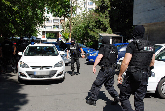 Снимката е от операция по задържането на участници в стрелбата на 9 юни. Снимката е от операция по задържането на участници в стрелбата на 9 юни.