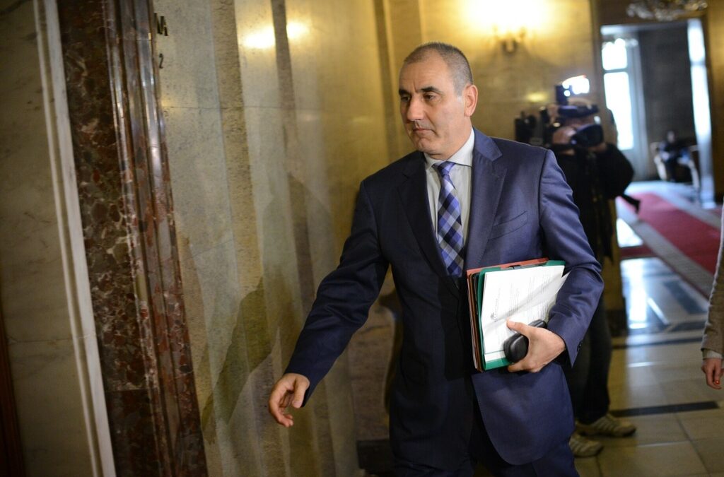 Цветан Цветанов е успял да събере подписи и от депутати извън управляващото мнозинство. Цветан Цветанов е успял да събере подписи и от депутати извън управляващото мнозинство.