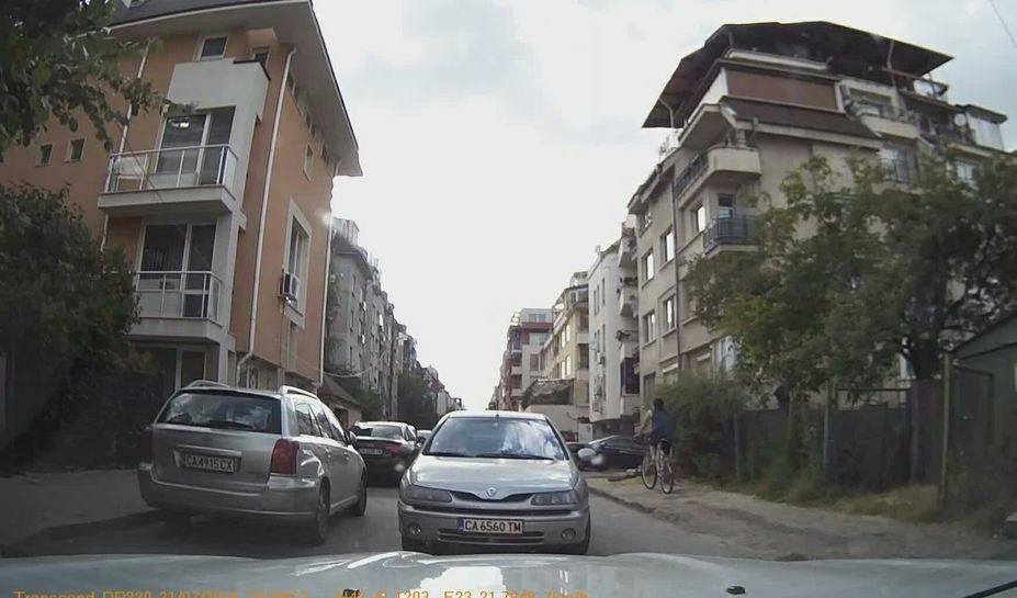 Шофиране в насрещното по улица с еднопосочно движение.  Ул. Едисон, София<br />
<br />
<em>Тази снимка е публикувана като част от съвместен проект между &quot;Дневник&quot; и</em><em>&nbsp;</em><a href="http://grajdanite.bg/" target="_blank"><em>приложението &quot;Гражданите&quot;</em></a><em>&nbsp;за намаляване на нарушенията по пътищата.</em>