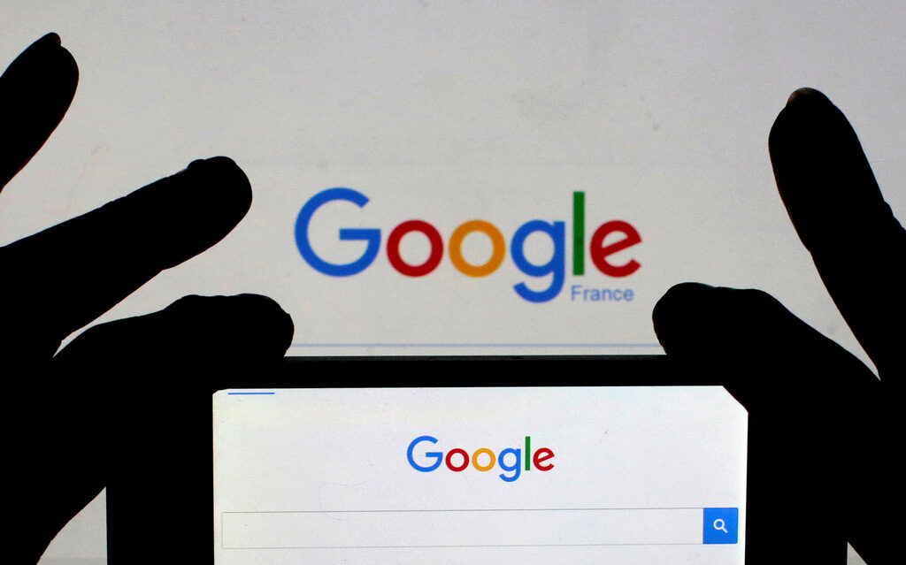 "Гугъл" (Google) и други корпорации като "Амазон" (Amazon) и "Фейсбук" (Facebook) редовно са обвинявани, че искат да избегнат данъците в САЩ и Европа, установявайки се в страни с по-благоприятен данъчен режим като Ирландия. "Гугъл" (Google) и други корпорации като "Амазон" (Amazon) и "Фейсбук" (Facebook) редовно са обвинявани, че искат да избегнат данъците в САЩ и Европа, установявайки се в страни с по-благоприятен данъчен режим като Ирландия.