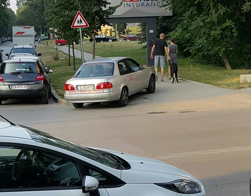 Не си представях, че някой може да спре така! Тази снимка е публикувана като част от съвместен проект между "Дневник" и <a href="http://grajdanite.bg/" target="_blank">приложението "Гражданите"</a> за намаляване на нарушенията по пътищата.