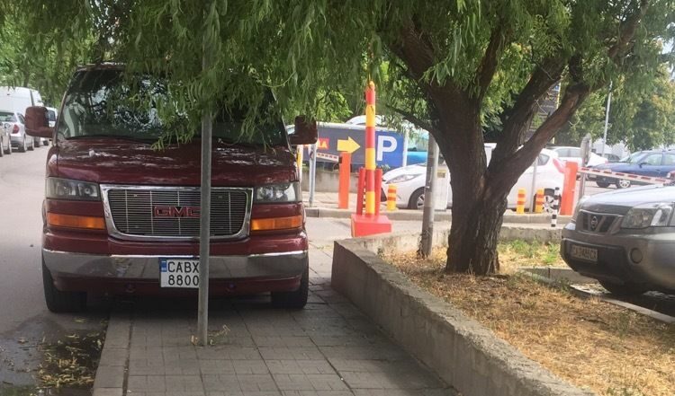 300 паркоместа на 3 м от него са му недостатъчни.<br /><br />Тази снимка е публикувана като част от съвместен проект между "Дневник" и приложението <a href="http://grajdanite.bg/" target="_blank">"Гражданите" </a>за намаляване на нарушенията по пътищата.