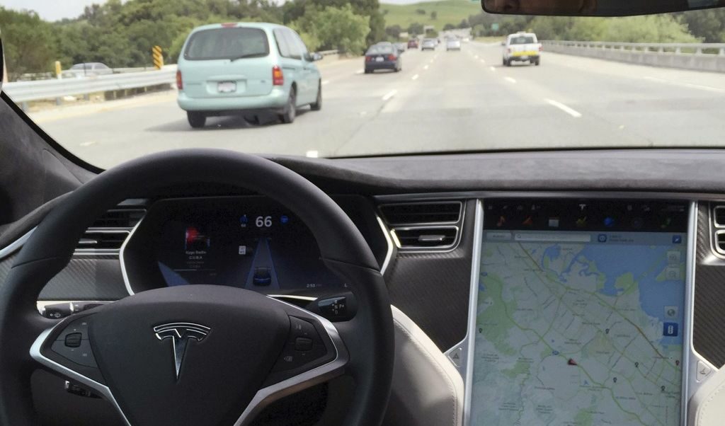 Хакери могат да накарат Tesla нарочно да удря препятствия по пътя