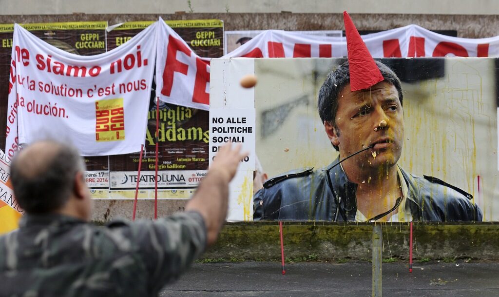 Протестиращ хвърля яйца по билборд със снимка на премиера Ренци. Протестиращ хвърля яйца по билборд със снимка на премиера Ренци.