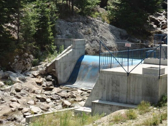 Снимката е от малка водноелектрическа централа на Лева река в Рила