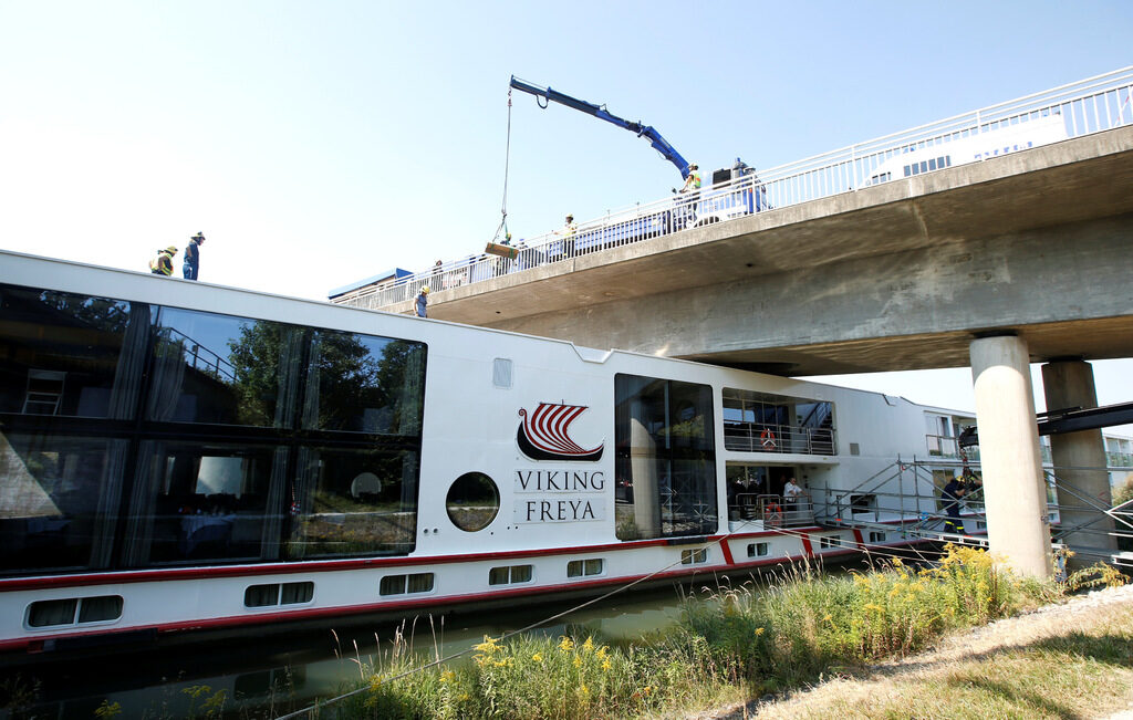 Круизен кораб "Viking Freya" се вряза в мост по Дунав в Бавария.