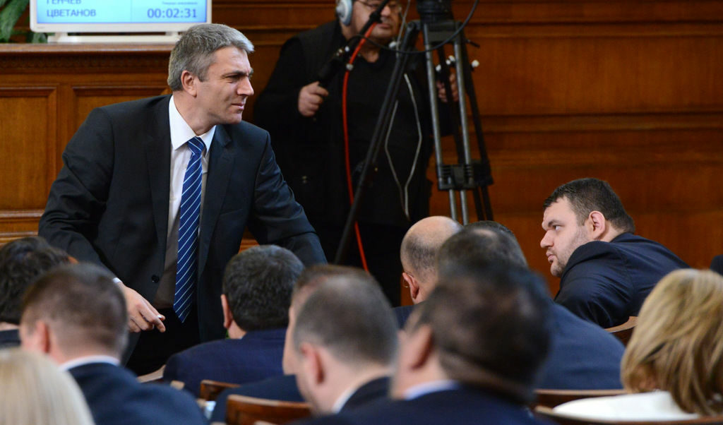 Лидерът на ДПС Мустафа Карадайъ и депутатът Делян Пеевски в пленарната зала.Снимката е архивна.