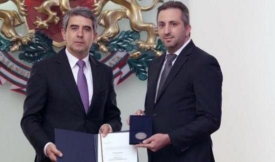 Снимката е от връчването на почетния знак на президента.