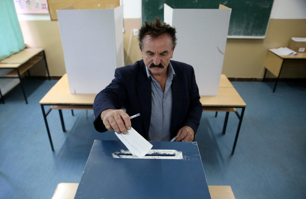 Босненските сърби гласуват в "референдум" за собствен национален празник Босненските сърби гласуват в "референдум" за собствен национален празник