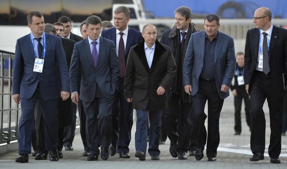 Президентът на Русия Владимир Путин на посещение в Сочи с вицепремиера Дмитрий Козак (втори от ляво) на 7 февруари 2013 г.