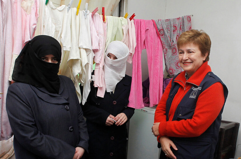 Кристалина Георгиева като еврокомисар за международното сътрудничество, хуманитарната помощ и реагирането при кризи по време на посещение при сирийски бежанци в йорданската столица Аман в края на 2012г.
