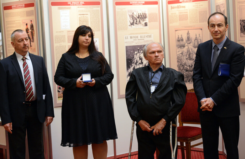 Евродепутатите Георги Пирински (първият вляво) и Андрей Ковачев (първият вдясно) са номинирали двамата наградени.