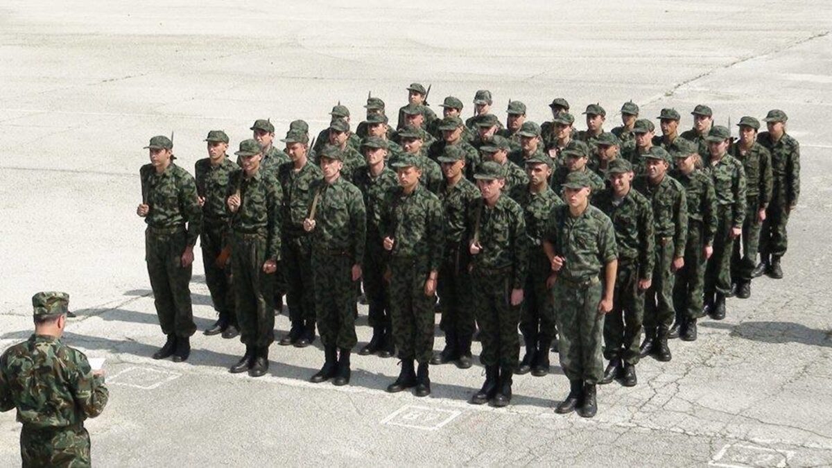 Във вторият курс по начална военна подготовка се обучават 70 момчета и 22 момичета