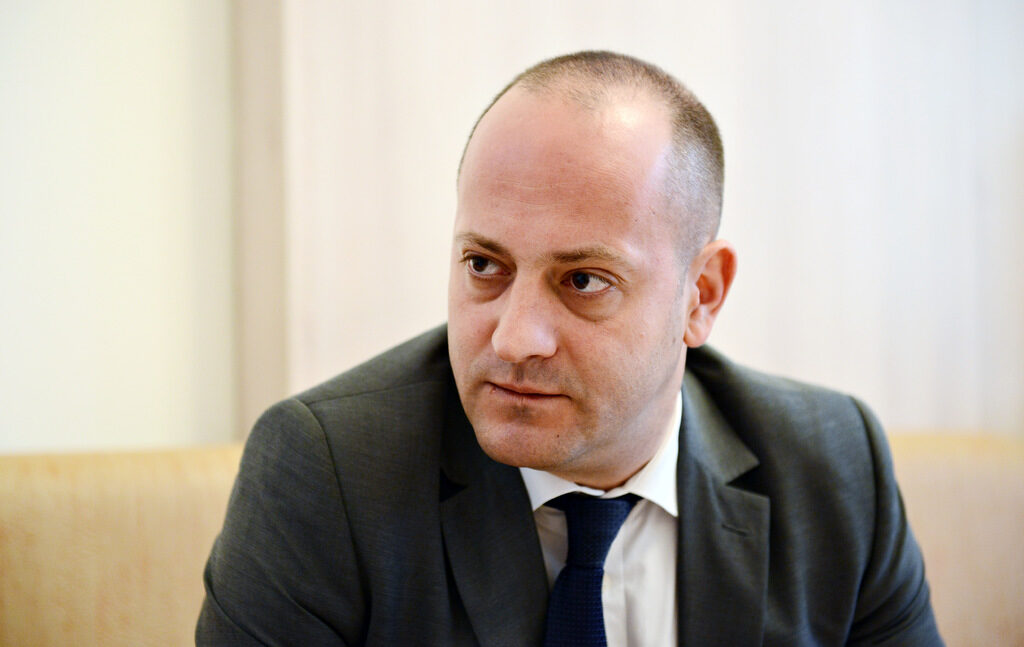 Радан Кънев си приписа заслугата за отпадането на тавана на секциите в чужбина