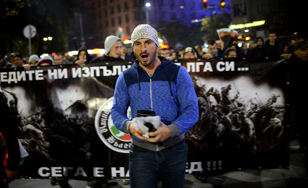 В началото на октомври се проведе протестно шествие срещу мигрантите в България и с искане за сваляне на правителството. На него присъства и Петър Низамов-Перата,