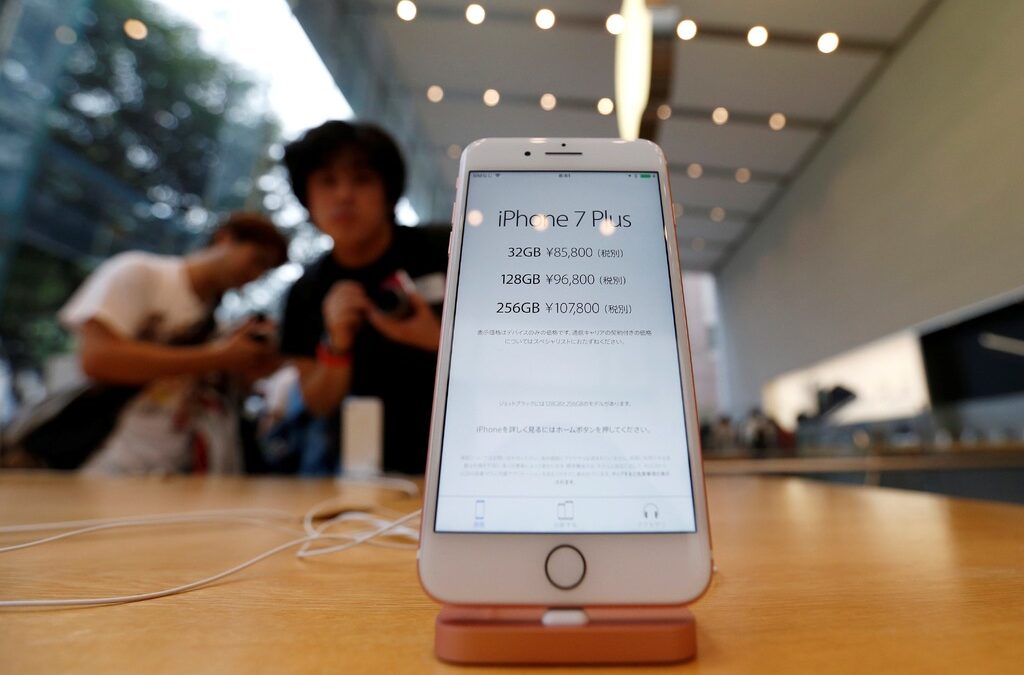 Apple отбеляза спад на приходите и продажбите на iPhone за третото тримесечие