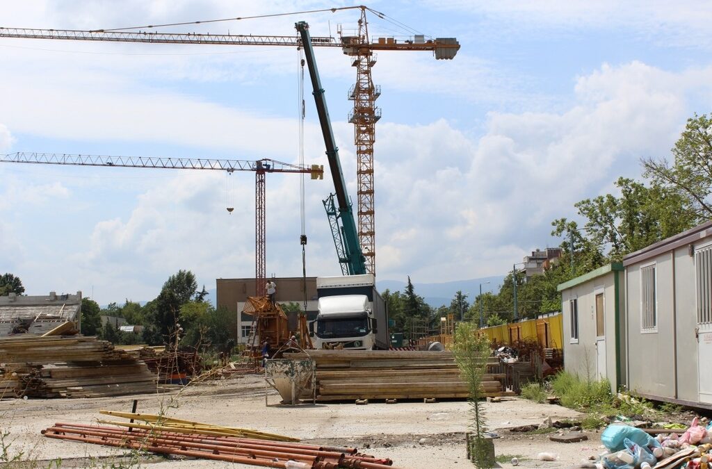Строежът на клубния стадион на "канарчетата" бе спрян след фалита на КТБ и в момента те играят домакинските си мачове на базата в кв. Коматево