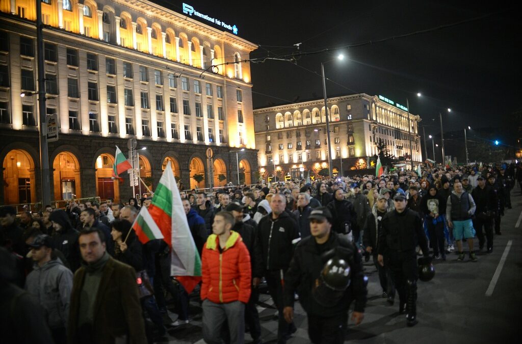 Протест в София срещу приемането на бежанци, проведен на 7 октомври. Протест в София срещу приемането на бежанци, проведен на 7 октомври.
