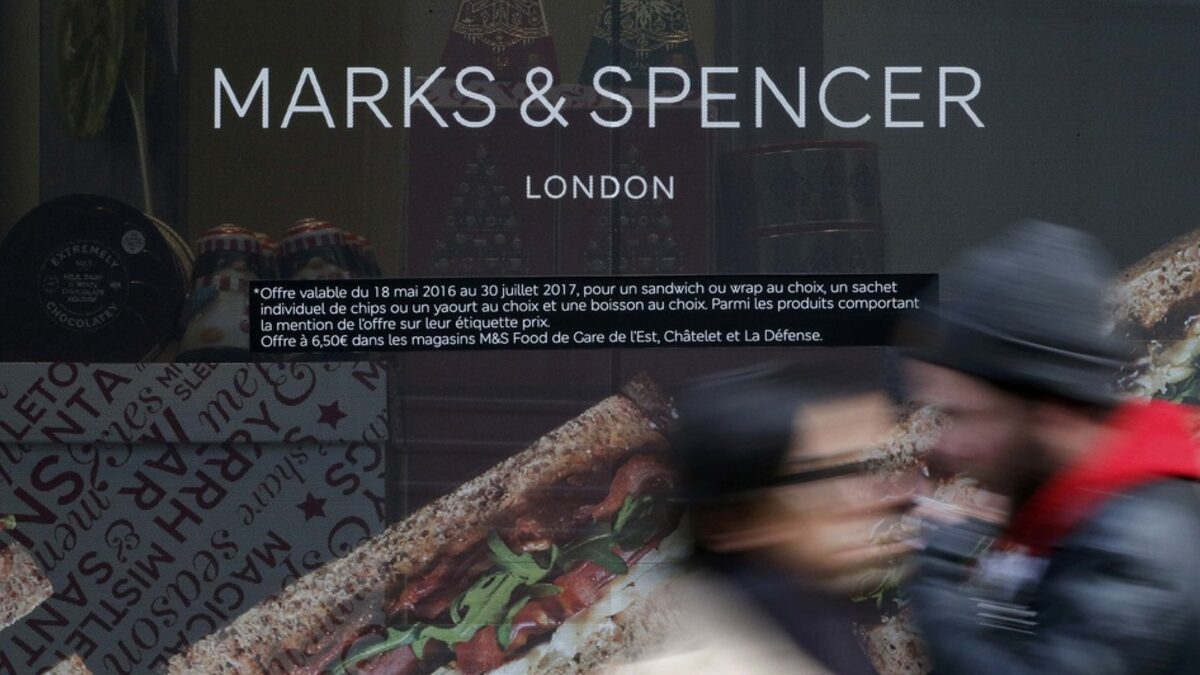 Marks&Spencer затваря още магазини за дрехи, отваря за храни