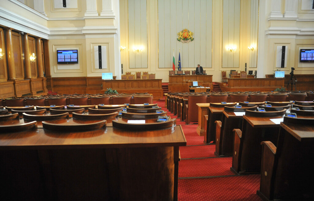 Парламентът се събира и най-вероятно пак ще се разпусне до балотажа