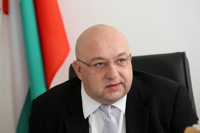 Спортният министър в оставка ще покаже 50 картини, всичките нарисувани през 2016 г.