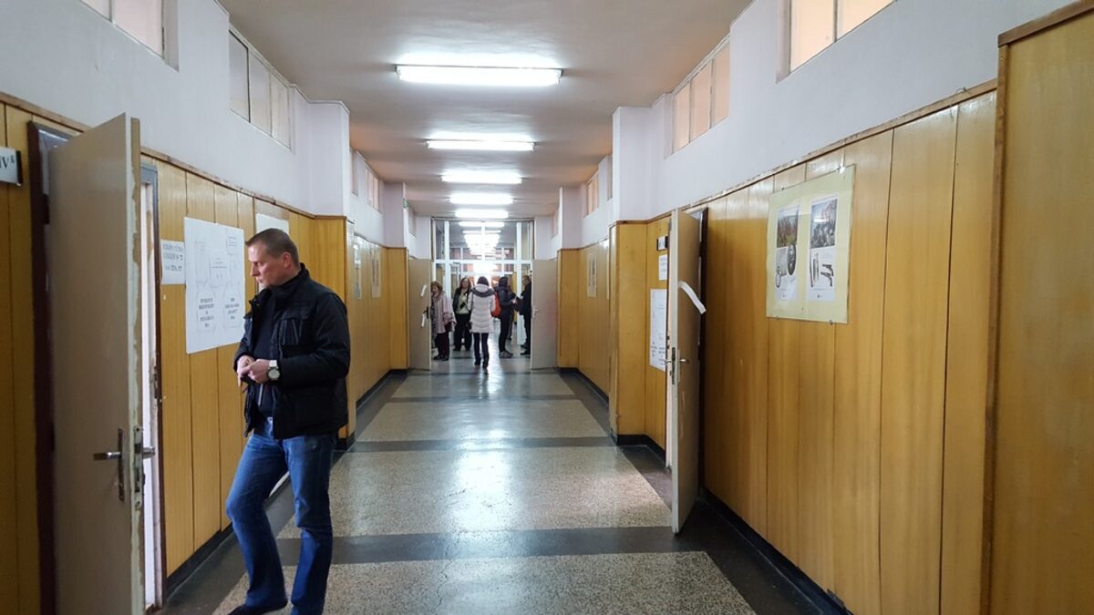 Пред изборните секции в 81 СОУ в ж.к. Младост 3 на втория тур