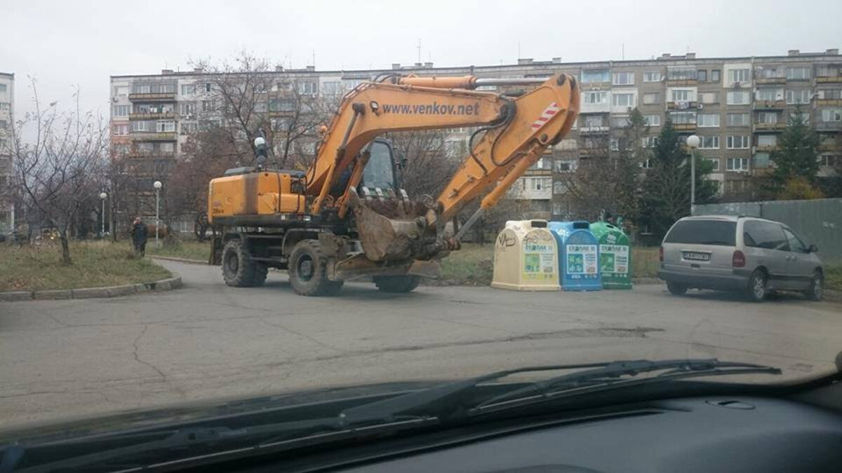 Багер пристигащ на обекта между блок 70 и и общо детско заведение "Зорница"