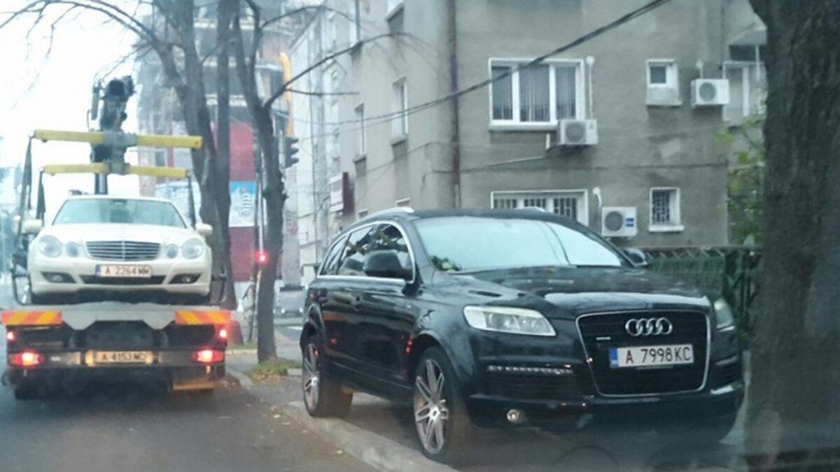 Повече от година, този джип паркира на това място всеки ден. "Внимание от "паяка" - никакво!?<br />За качество не снимката - без претенции - реакцията е на момента от л.а.